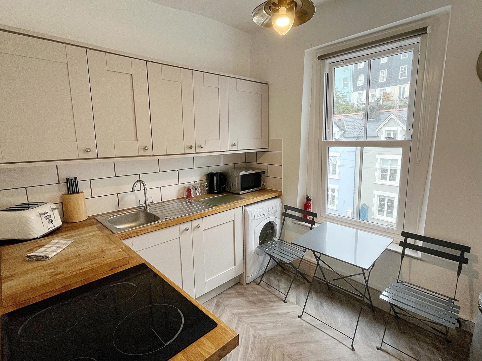 Nancie'S Place - Dartmouth Town Center With Private Parking - A Traditional Georgian Private Duplex Apartment - Beautifully Refurbished - Two Bedrooms, Bathroom, Kitchen And Lounge Diner 外观 照片