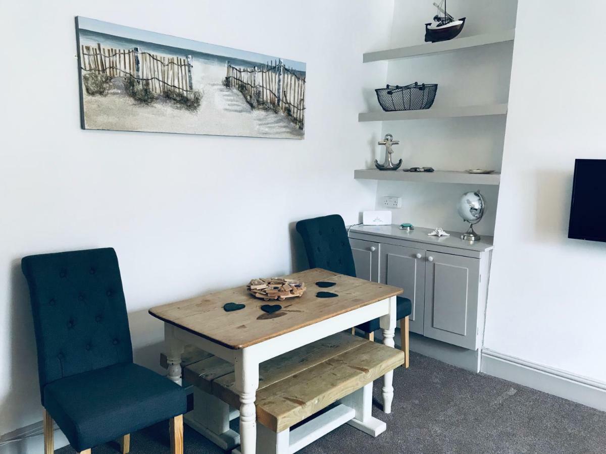 Nancie'S Place - Dartmouth Town Center With Private Parking - A Traditional Georgian Private Duplex Apartment - Beautifully Refurbished - Two Bedrooms, Bathroom, Kitchen And Lounge Diner 外观 照片